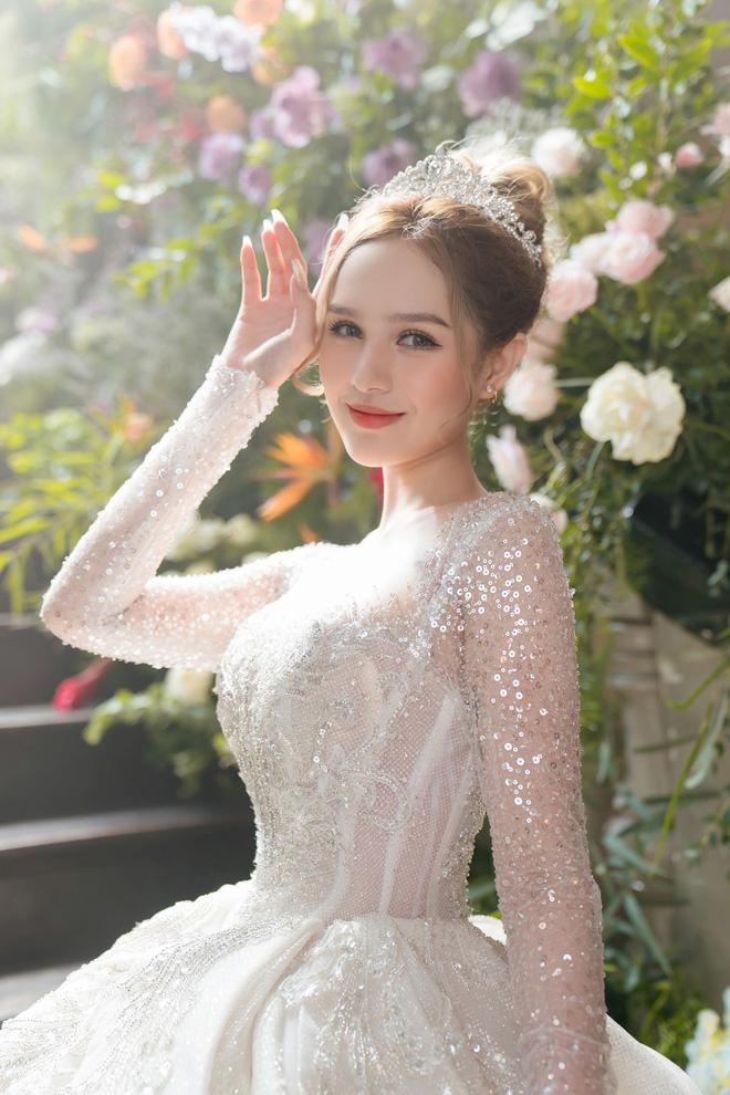 Cận cảnh 3 mẫu váy cưới ngốn 200 triệu đồng của vợ streamer giàu nhất Việt Nam-2