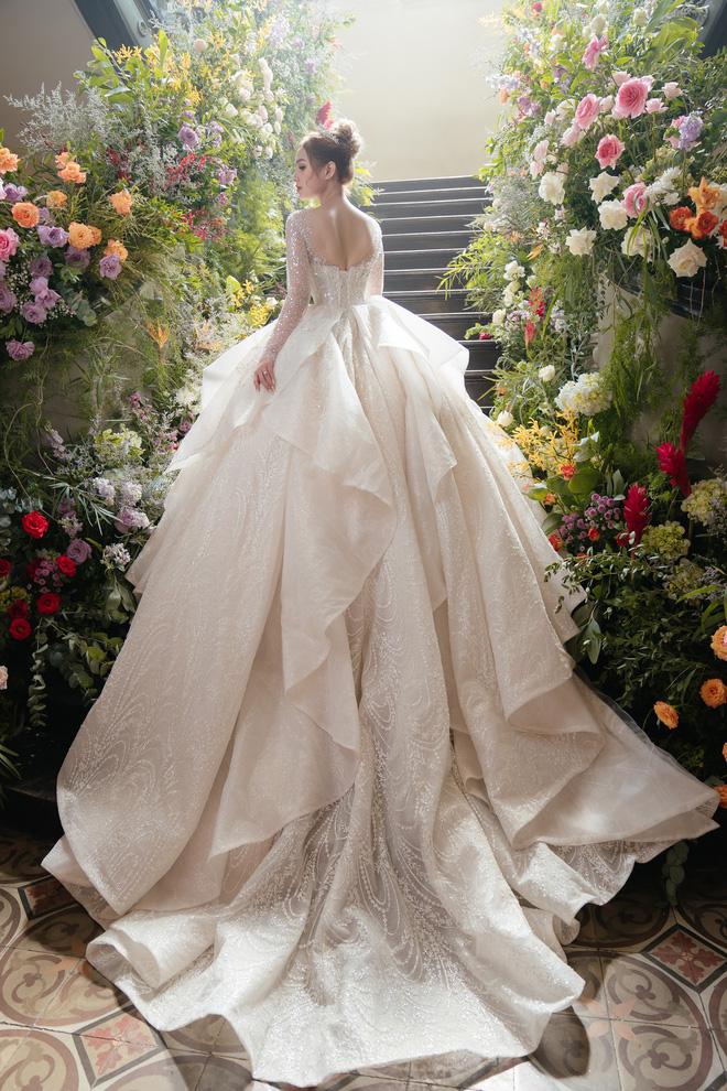 Cận cảnh 3 mẫu váy cưới ngốn 200 triệu đồng của vợ streamer giàu nhất Việt Nam-3