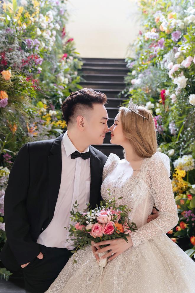 Cận cảnh 3 mẫu váy cưới ngốn 200 triệu đồng của vợ streamer giàu nhất Việt Nam-4