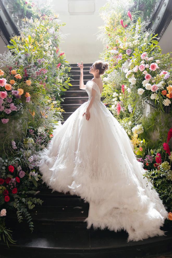 Cận cảnh 3 mẫu váy cưới ngốn 200 triệu đồng của vợ streamer giàu nhất Việt Nam-6