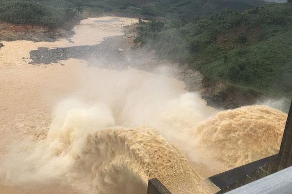 Quảng Nam lại sạt lở núi khiến 1 người chết, hồ Phú Ninh và nhiều thủy điện xả lũ-1