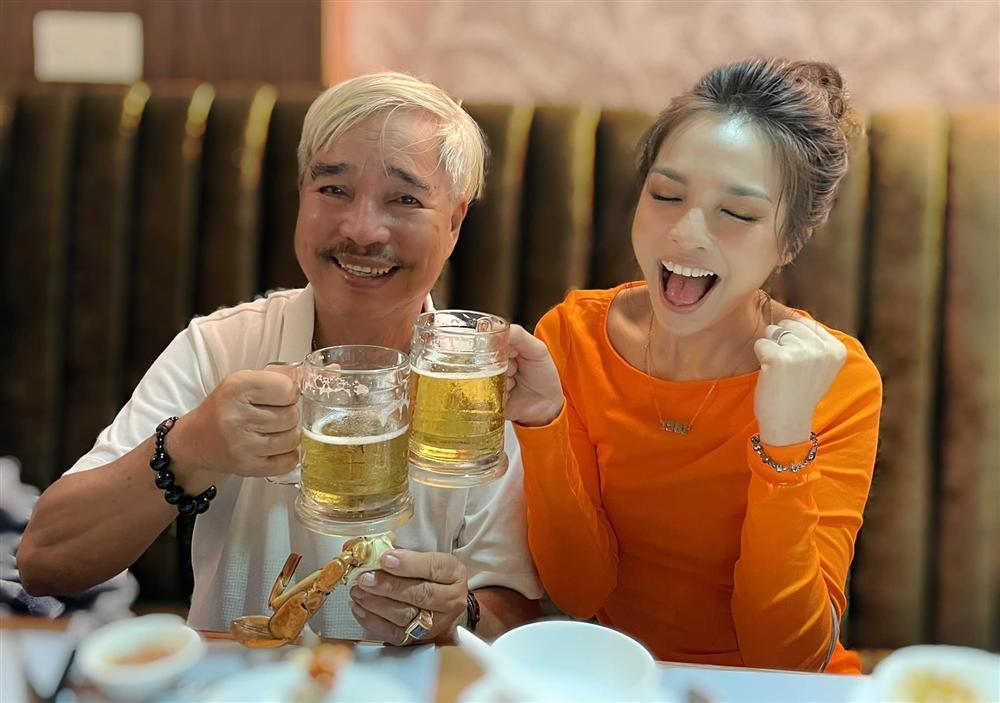 Hiền Thục đăng ảnh bên bố, dân mạng nhận ra thầy giám thị năm nào-1