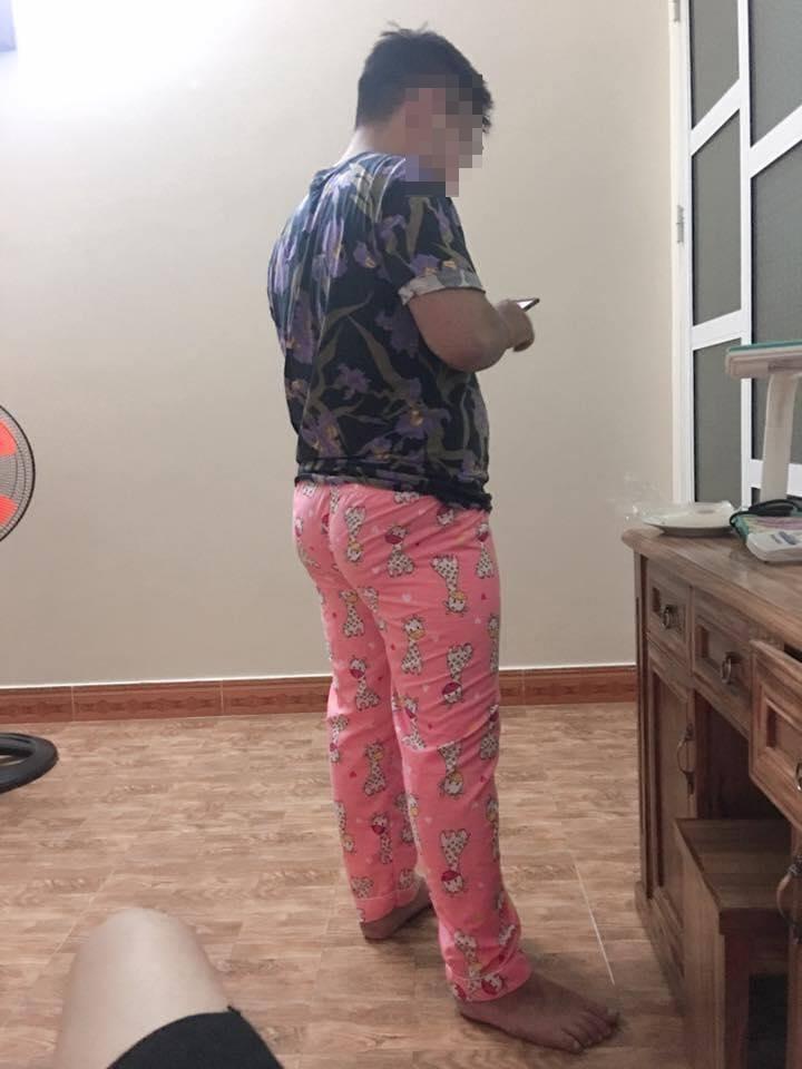 Bầu bí khó ở, vợ bắt chồng mặc quần hoa bèo nhún nhảy chụp ảnh đăng Facebook-1