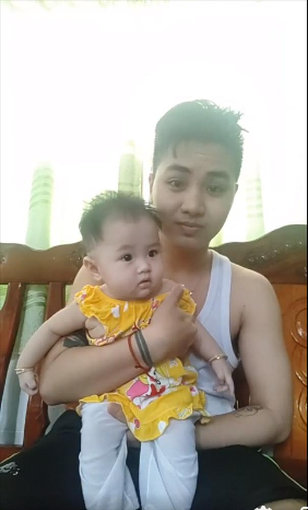 Hé lộ ảnh chăm con của người đàn ông Việt Nam đầu tiên mang bầu trước khi chia tay vợ-8