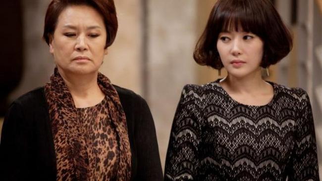 Thấy chị dâu đang bóp chặt tuýp kem đánh răng, tôi định vào xem thì chết đứng bởi lời nói của mẹ chồng-2