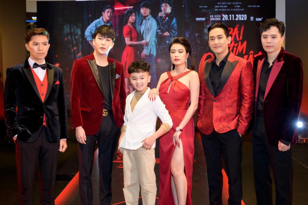 Gil Lê chạm mặt Cường Seven khi đến chúc mừng Hoàng Thùy Linh ra mắt phim mới-1