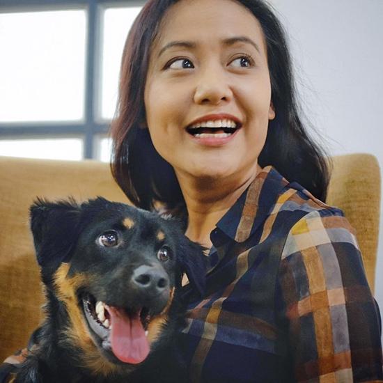 Đôi vợ chồng nuôi một chú cún cưng để bầu bạn.