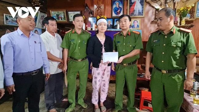 Trao trả 100 triệu đồng bị chiếm đoạt cho vợ nạn nhân thủy điện Rào Trăng 3-1