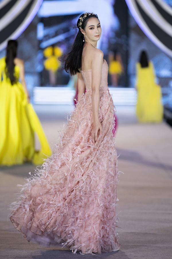 Tiểu Vy - Kỳ Duyên so tài catwalk, top 35 thí sinh hoa hậu tỏa sáng đêm Người Đẹp Thời Trang-6