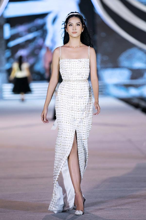 Tiểu Vy - Kỳ Duyên so tài catwalk, top 35 thí sinh hoa hậu tỏa sáng đêm Người Đẹp Thời Trang-17