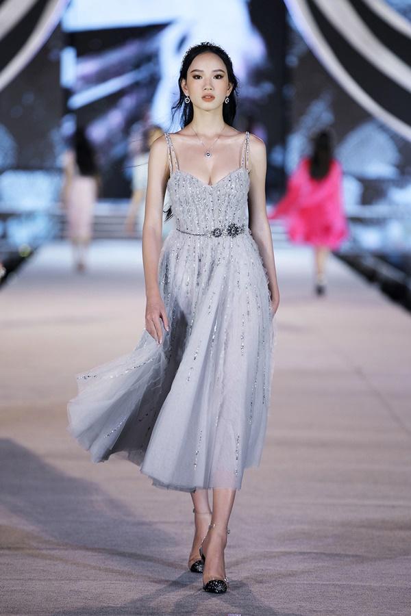 Tiểu Vy - Kỳ Duyên so tài catwalk, top 35 thí sinh hoa hậu tỏa sáng đêm Người Đẹp Thời Trang-24