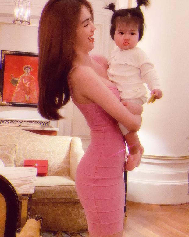 Nhất cháu gái ruột Ngọc Trinh: 1 tuổi được dì tặng túi hiệu đắt đỏ, cưng từ trong trứng!-3