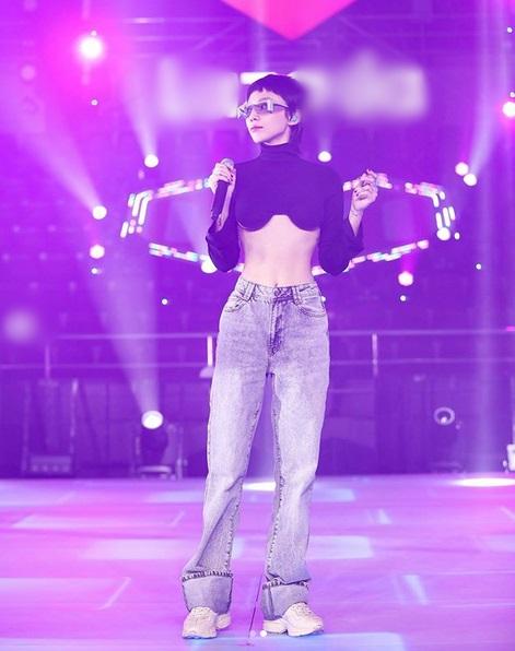 Tóc Tiên gây sốt với kiểu tóc Mullet lạ lẫm, mặc áo croptop hở bạo-1