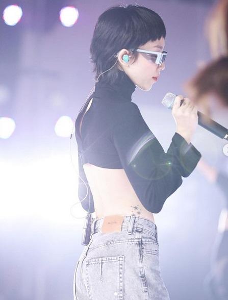 Tóc Tiên gây sốt với kiểu tóc Mullet lạ lẫm, mặc áo croptop hở bạo-2