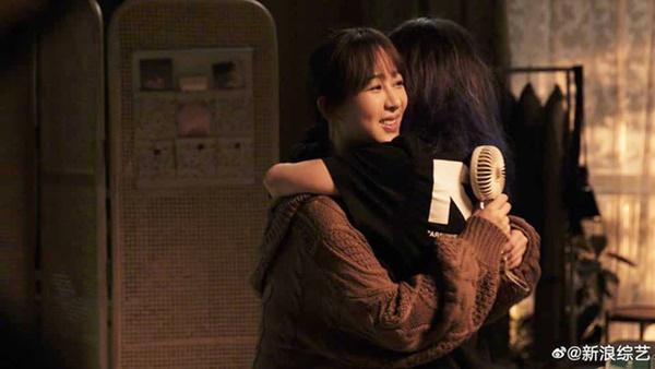 Phản ứng của Dương Tử khi tham gia show của Triệu Vy, fan náo loạn vì cái ôm bất ngờ-7