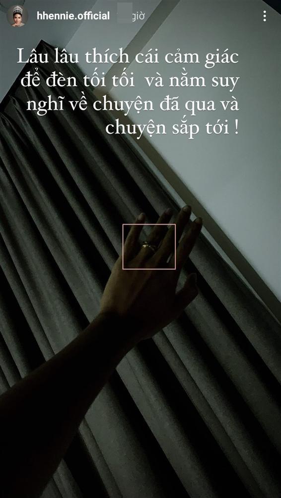 Hoa hậu HHen Niê đeo nhẫn ngón áp út, nối lại tình đầu?-2