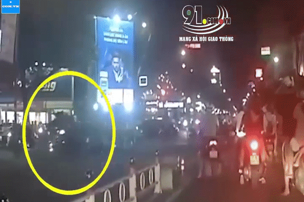 Clip: Bị container đè qua đầu, thanh niên thoát chết ngoạn mục nhờ vật không ngờ-2