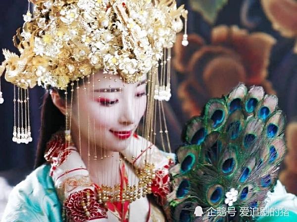 Cô em út Độc Cô Già La (Hồ Băng Khanh) sau khi kết hôn trở thành hoàng hậu đầu tiên của nhà Tùy. Bộ đồ tân nương của cô cũng lộng lẫy với các trang sức vàng, còn được tạo thêm điểm nhấn bằng tấm mạng che mặt được cách điệu từ các hạt ngọc.