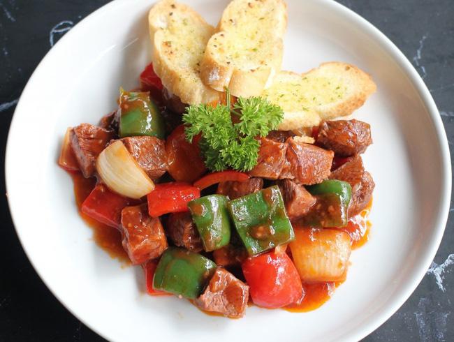 Cô gái đặt cơm bò lúc lắc nhưng nhận về bò xào ớt chuông, nhiều người nói vẫn ăn được khiến dân mạng kịch liệt tranh cãi-3