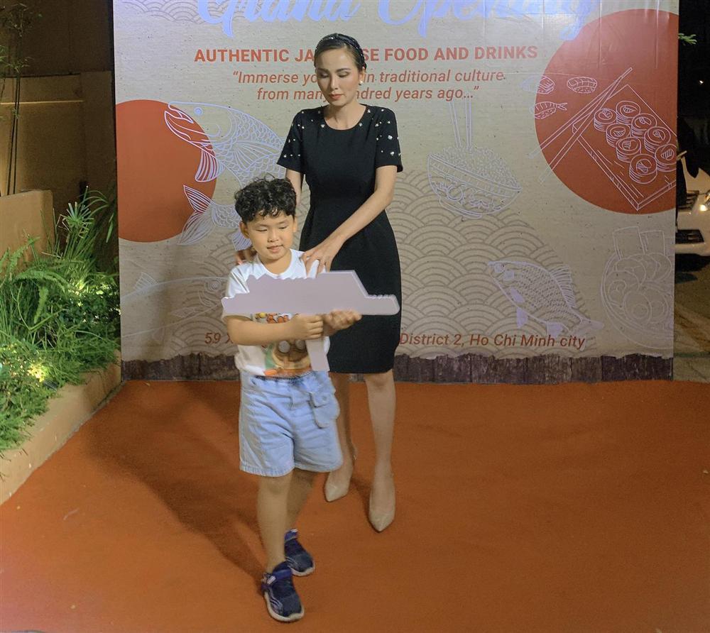 Con trai hoa hậu Diễm Hương lớn phổng phao gây ngỡ ngàng-1