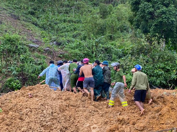 Clip: Khoảnh khắc sạt lở núi vùi lấp người đi đường ở Quảng Nam: Chạy, chạy, chạy đi…-2