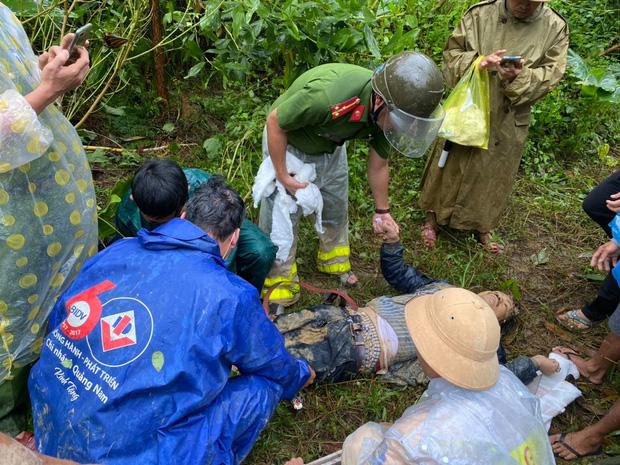 Clip: Khoảnh khắc sạt lở núi vùi lấp người đi đường ở Quảng Nam: Chạy, chạy, chạy đi…-1