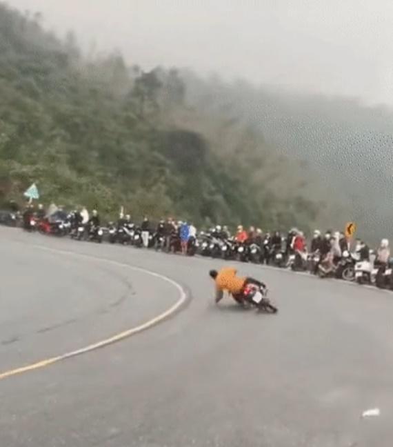 Clip: Nam thanh niên 16 tuổi không đội mũ bảo hiểm, diễn xiếc bằng xe máy trên đèo Hải Vân đã ra trình diện-1