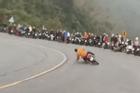 Clip: Nam thanh niên 16 tuổi không đội mũ bảo hiểm, 'diễn xiếc' bằng xe máy trên đèo Hải Vân đã ra trình diện