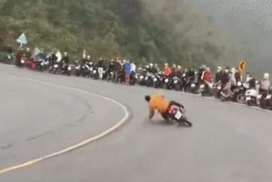 Clip: Nam thanh niên 16 tuổi không đội mũ bảo hiểm, 'diễn xiếc' bằng xe máy trên đèo Hải Vân đã ra trình diện