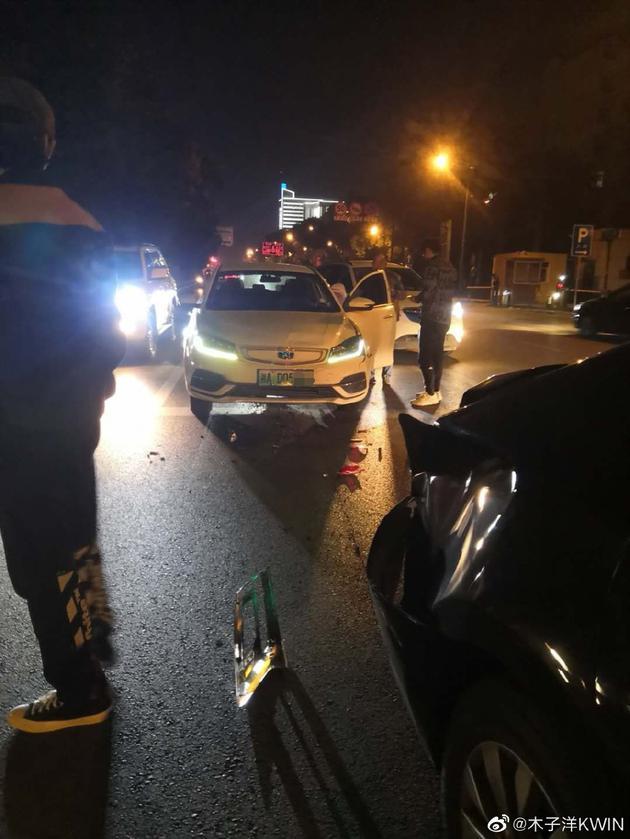 2 idol Trung Quốc bị fan cuồng bám đuổi gây tai nạn nghiêm trọng-2