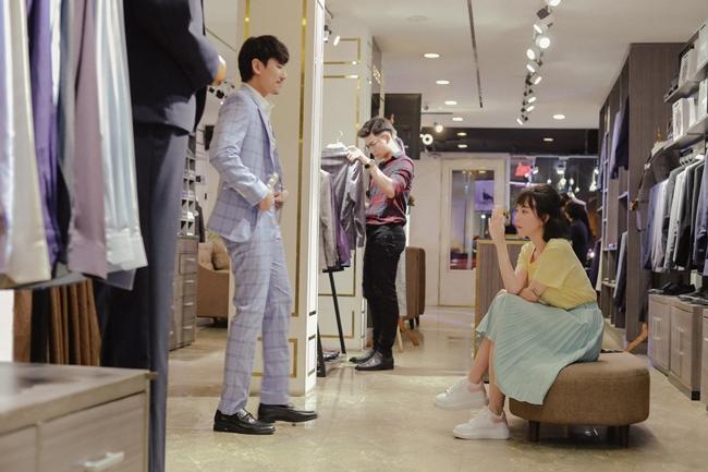 Chộp khoảnh khắc bàn tay hư của Kiều Minh Tuấn đặt trên ngực Elly Trần-3