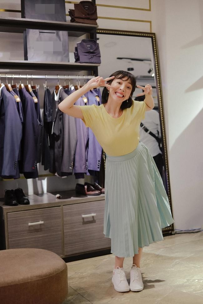 Chộp khoảnh khắc bàn tay hư của Kiều Minh Tuấn đặt trên ngực Elly Trần-4