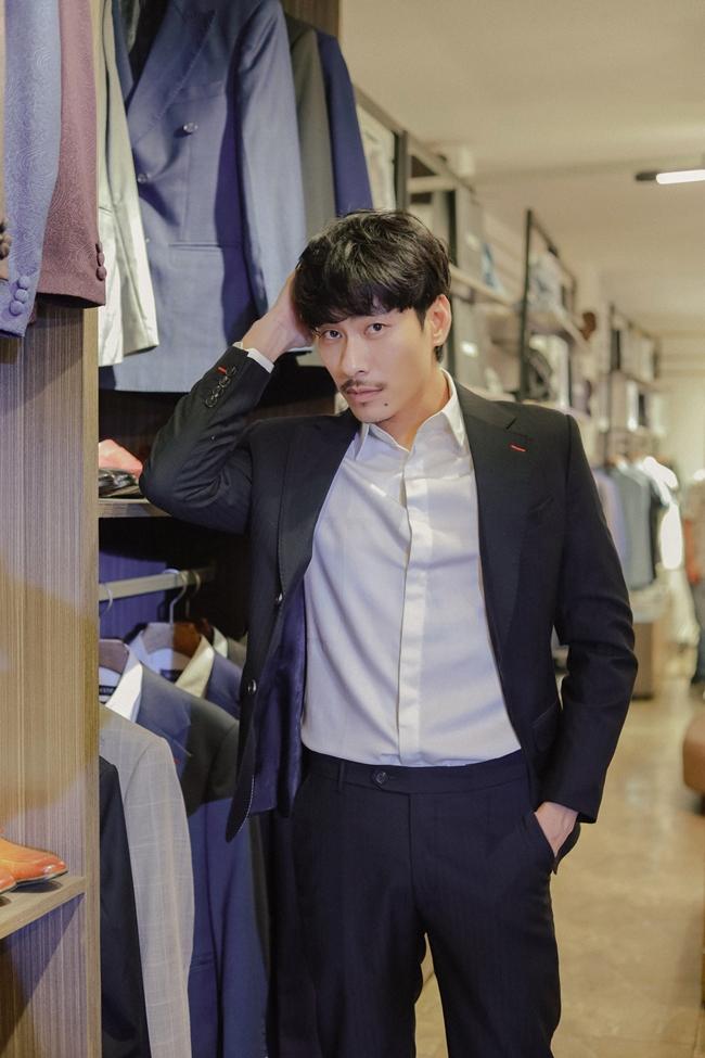 Chộp khoảnh khắc bàn tay hư của Kiều Minh Tuấn đặt trên ngực Elly Trần-5