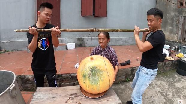 Bà Tân Vlog làm món bí ngô hấp thịt gà siêu khổng lồ, nhìn thành quả có chút kì dị-3