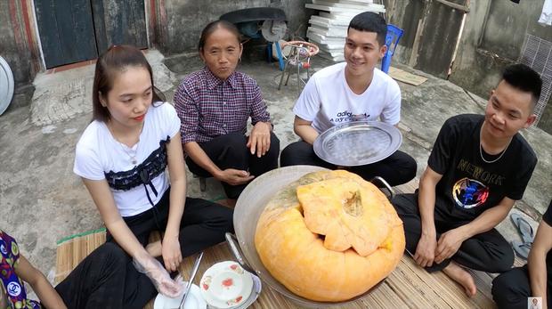 Bà Tân Vlog làm món bí ngô hấp thịt gà siêu khổng lồ, nhìn thành quả có chút kì dị-4