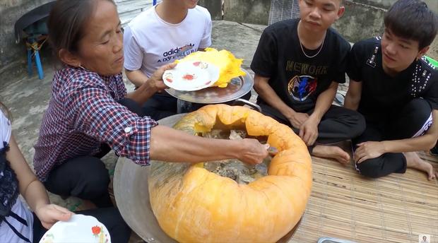 Bà Tân Vlog làm món bí ngô hấp thịt gà siêu khổng lồ, nhìn thành quả có chút kì dị-5