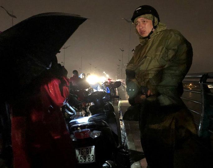 Mâu thuẫn gia đình, mẹ ôm 2 con ra cầu tự tử giữa lúc nước lũ dâng cao ở Đà Nẵng?-1