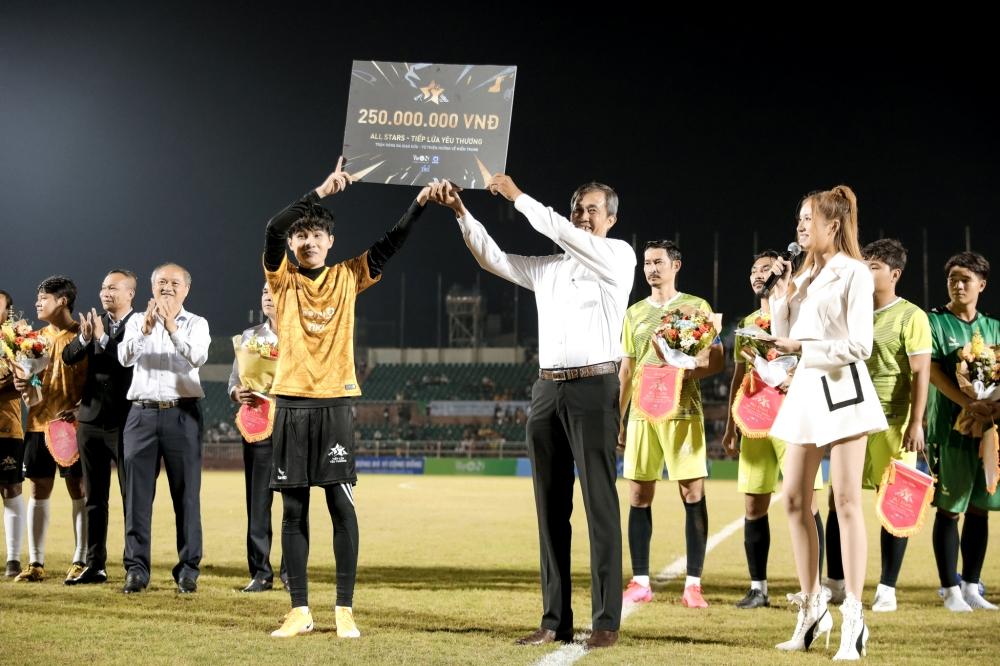 Jack ghi bàn thắng, đóng góp 250 triệu sau trận bóng đá vì miền Trung-11