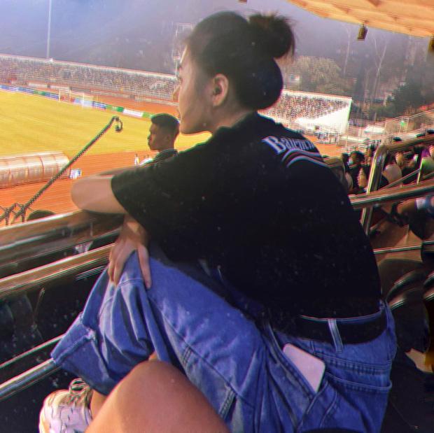 Gái xinh nổi bật trên khán đài trận cầu đặc biệt vì miền Trung, góc nghiêng thần thánh chiếm spotlight-2