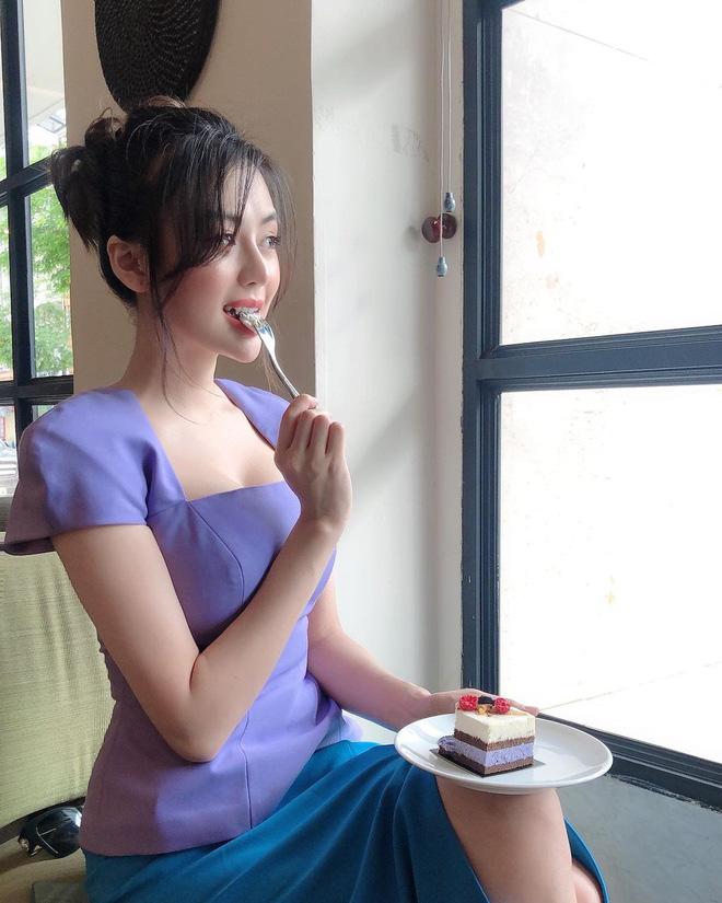 Gái xinh nổi bật trên khán đài trận cầu đặc biệt vì miền Trung, góc nghiêng thần thánh chiếm spotlight-5