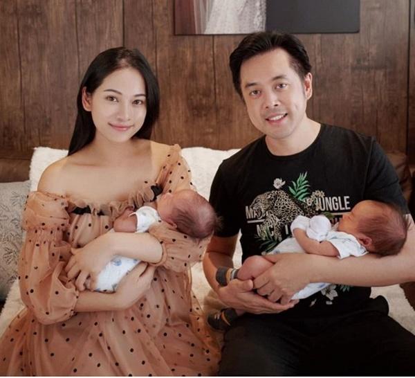 Vợ chồng Dương Khắc Linh tất bật chăm cặp quý tử sinh đôi. Sara Lưu "vượt cạn" vào ngày 21/10 trước đó, bằng phương pháp sinh mổ.