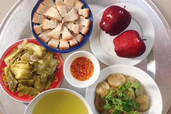 Mâm cơm 40k của cặp vợ chồng bị la ó, nhìn đầy đặn nhưng thực ra chẳng có gì gắp