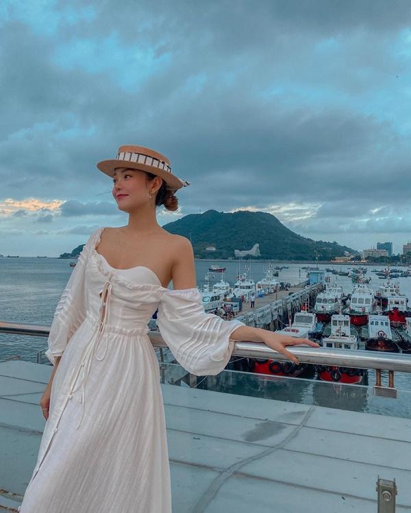 Minh Hằng khoe vai trần gợi cảm, khép lại tin sao Việt.