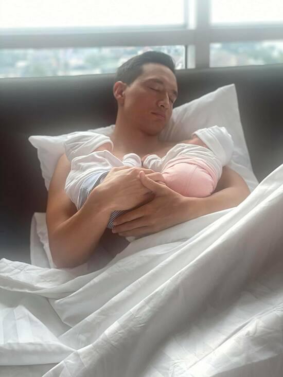 Vừa sinh con, Hồ Ngọc Hà mếu máo khi Kim Lý bị cướp trắng trợn-4