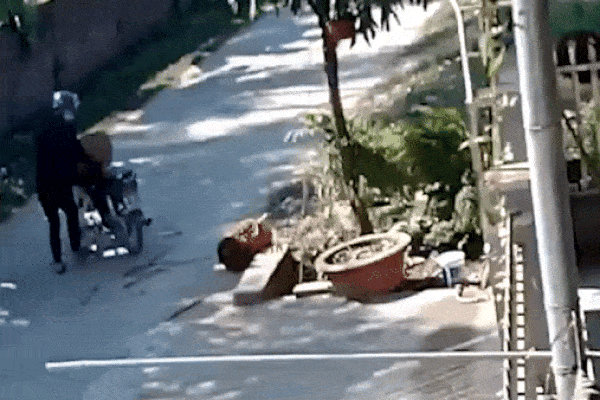 Clip: Tránh xe máy đi ỡm ờ, tài xế ô tô luống cuống lao vọt lên nhà dân-3