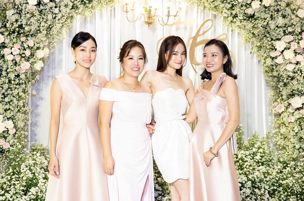 Nhã Phương đẹp lấn lướt cô dâu khi đi dự đám cưới-1