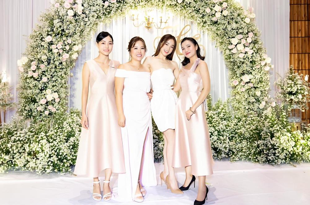 Nhã Phương đẹp lấn lướt cô dâu khi đi dự đám cưới-3