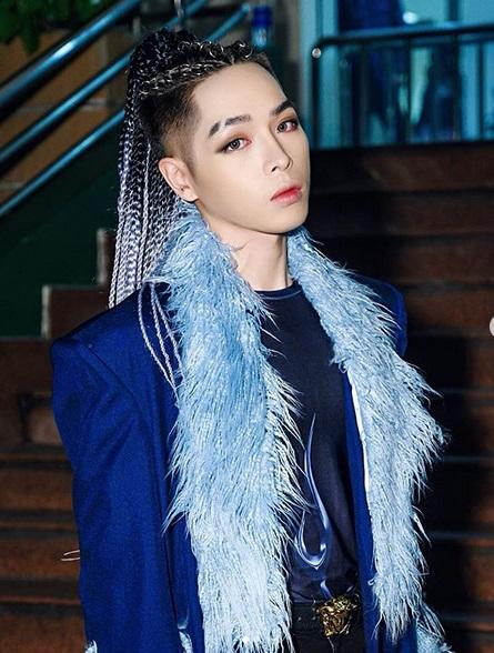 Đức Phúc gây sốc khi để tóc dài tết đuôi ngựa cực nữ tính-1