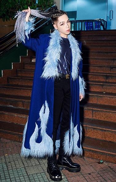 Đức Phúc gây sốc khi để tóc dài tết đuôi ngựa cực nữ tính-2