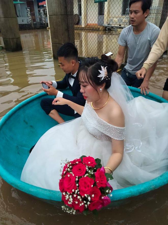 Đám cưới đúng ngày lũ, cô dâu chú rể ngồi thuyền thúng, quan viên 2 họ vén quần lội-3